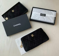 💥現金價💥激罕Chanel贈品‼手慢冇🖤絲絨山茶花吊飾拉鏈包📦付款後約6星期到貨